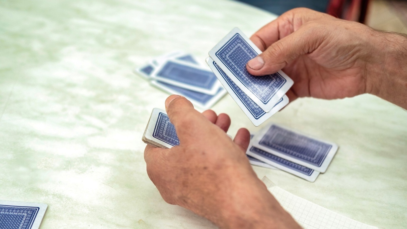 For example, if the initial card is a 9, the round continues until another 9 appears. The side receiving that matching card determines the result.